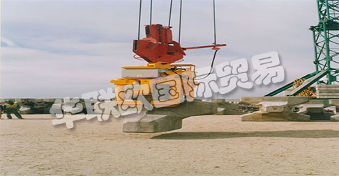 ACIMEX于1971年在法國創(chuàng)立，在鋼鐵和機械工業(yè)服務(wù)領(lǐng)域首次獲得法國在夾持和提升金屬板和鋼板領(lǐng)域的聲譽。該公司隨后擴展了其在混凝土和管道領(lǐng)域的專業(yè)知識和技能。
